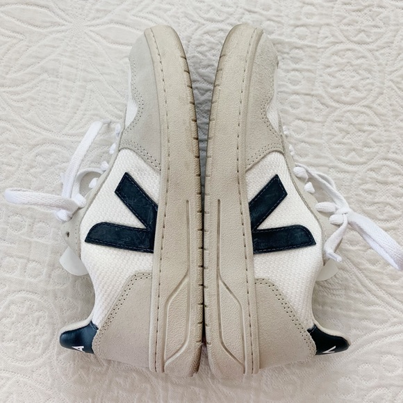 Veja Women's V-10‎ B-Mesh Sneakers - Picture 7 of 11